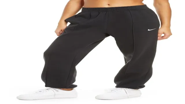 nike women's sportswear essential fleece high-rise shorts